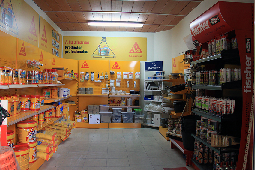 Exposición de materiales y herramientas en la tienda de DANIEL GARCÍA, SL.