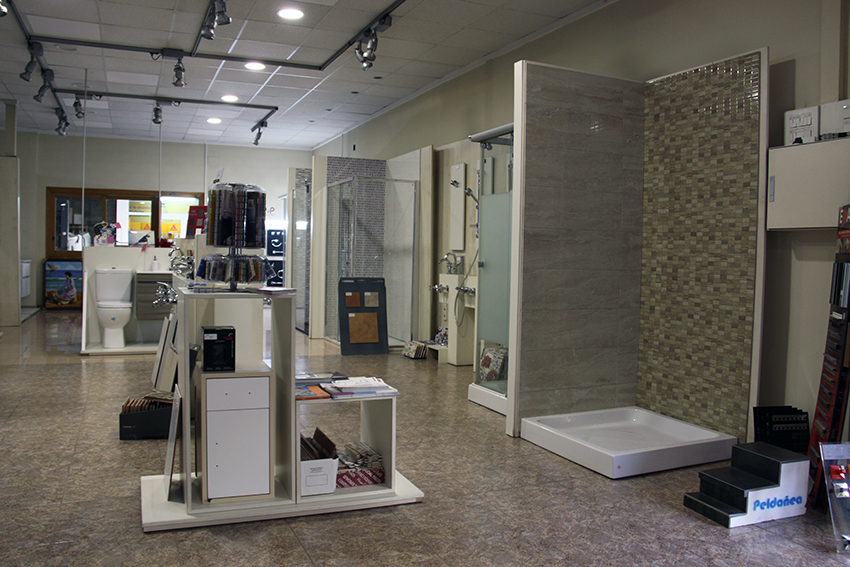 Exposición de baños y complementos en la tienda de DANIEL GARCÍA, SL.